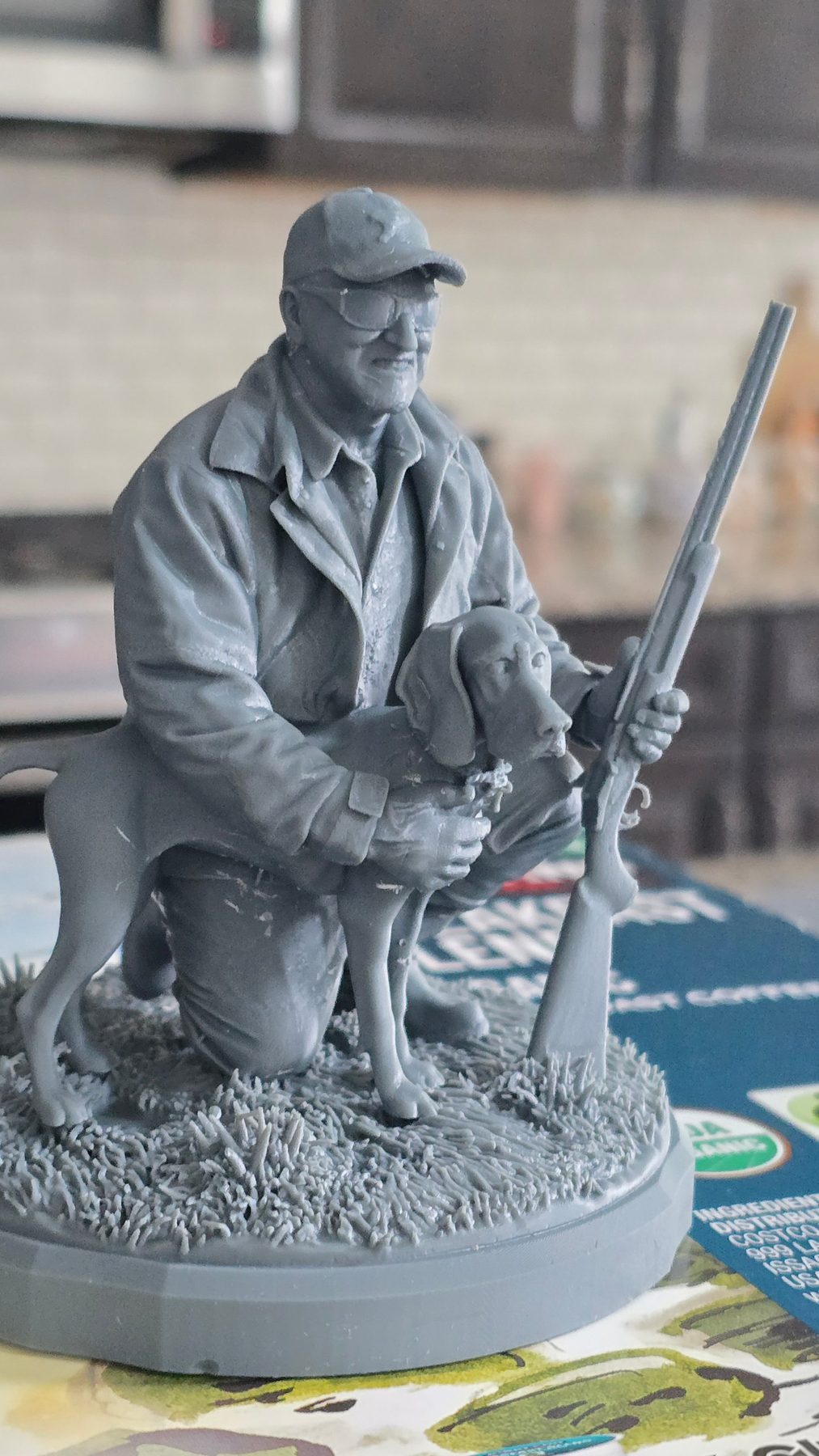Kneeling hunter with his pointer dog, gray resin print